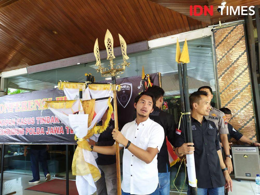 Trisula dan tombak milik Kerajaan Agung Sejagat. (IDN Times/Fariz Fardianto)