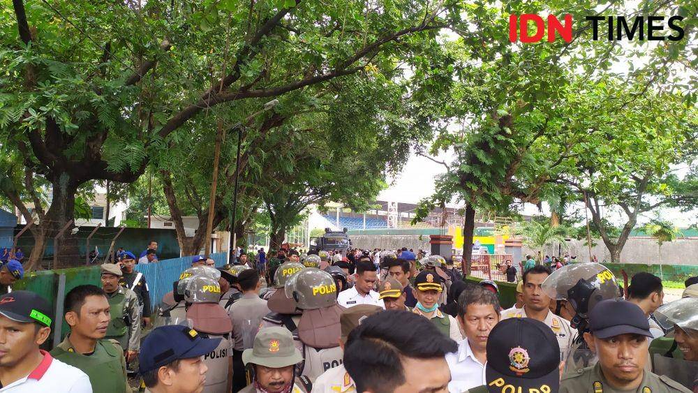 Penertiban aset Pemprov Sulsel Stadion Mattoanging oleh petugas gabungan / Sahrul Ramadan