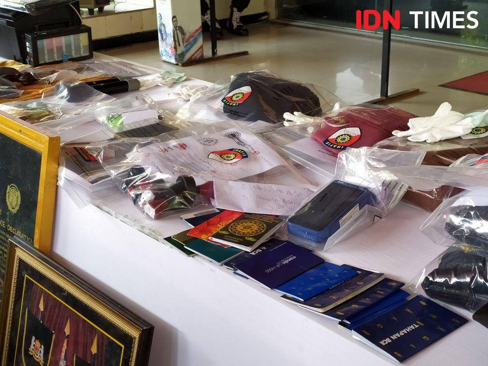 Buku tabungan milik pengikut Kerajaan Agung Sejagat. (IDN Times/Fariz Fardianto)