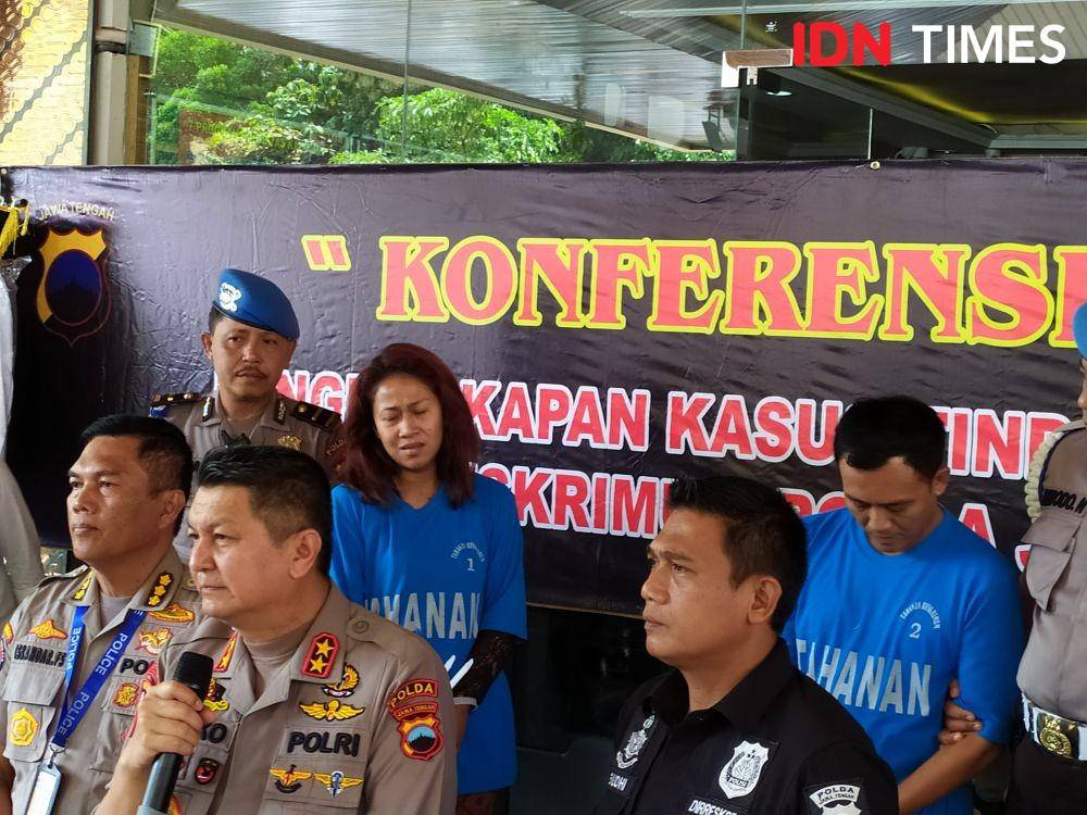 Raja dan permaisuri Keraton Agung Sejagat saat memakai baju tahanan di Polda Jateng. (IDN Times/Fariz Fardianto)