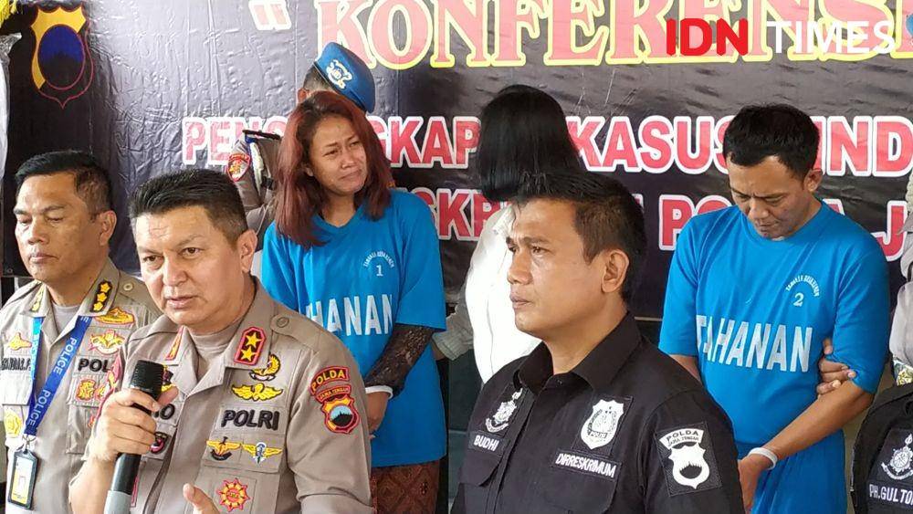 Permaisuri Kerajaan Agung Sejagat menangis saat digelandang ke Mapolda Jateng. (IDN Times/Fariz Fardianto)