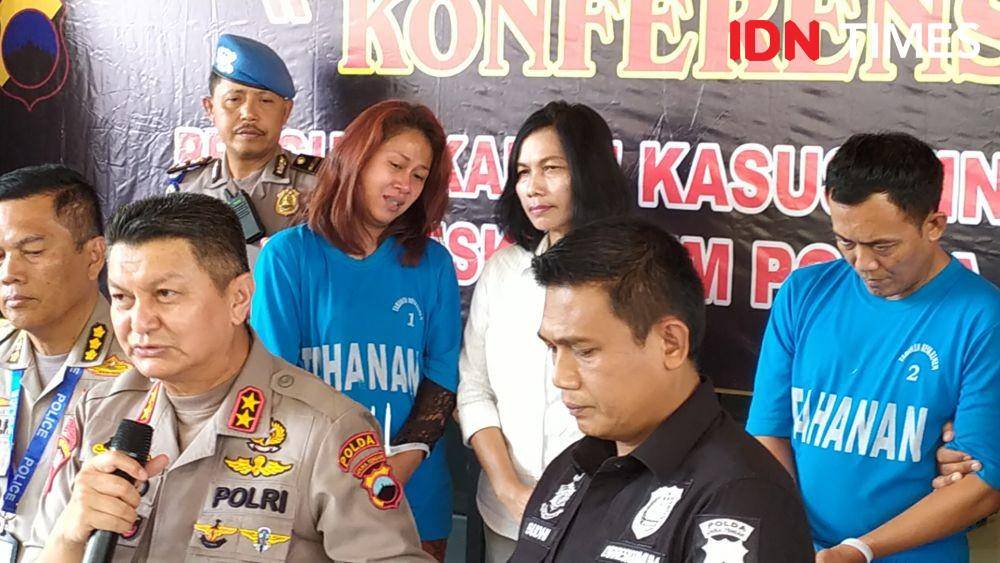 Fanni Aminadia, permaisuri Keraton Agung Sejagat (ketiga kiri) tertunduk lesu saat diamankan polisi. IDN Times/Fariz Fardianto