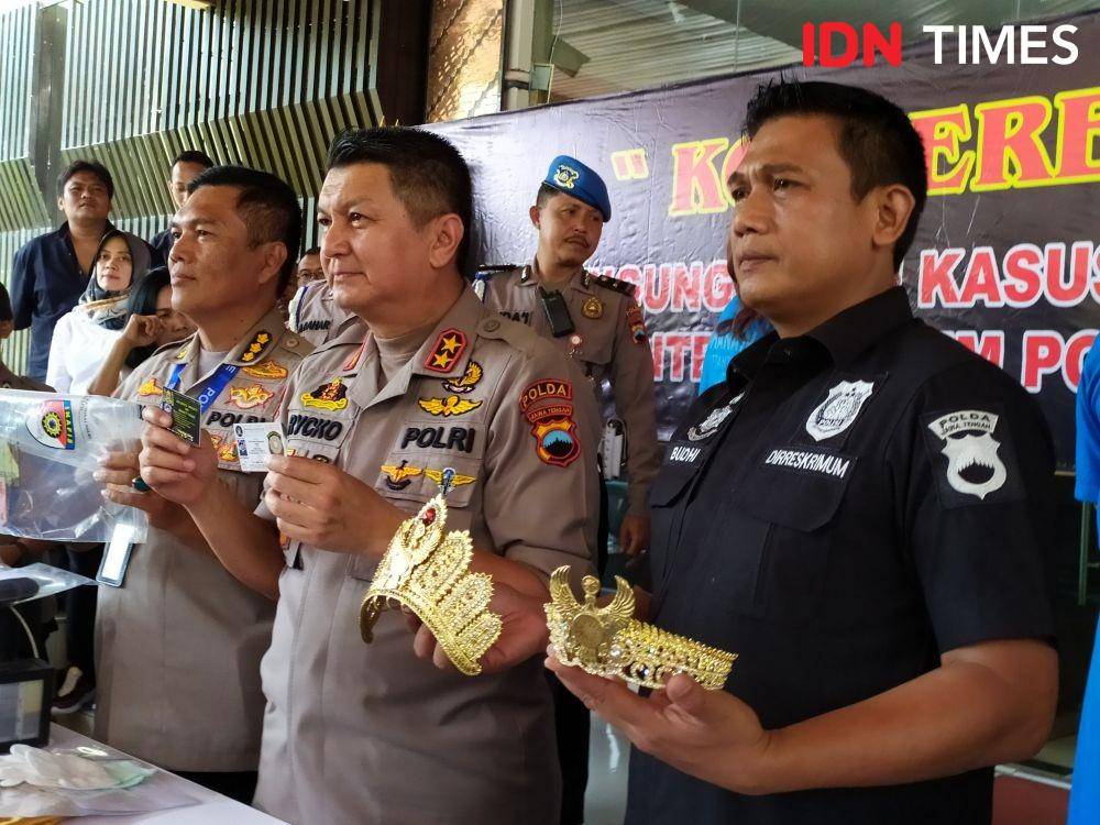 Mahkota sang raja dan permaisuri Kerajaan Agung Sejagat saat ditunjukkan kepada media. (IDN Times/Fariz Fardianto)