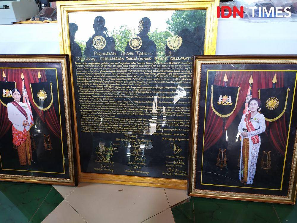 Foto raja dan permaisuri Kerajaan Agung Sejagat turut diamankan polisi. (IDN Times/Fariz Fardianto)