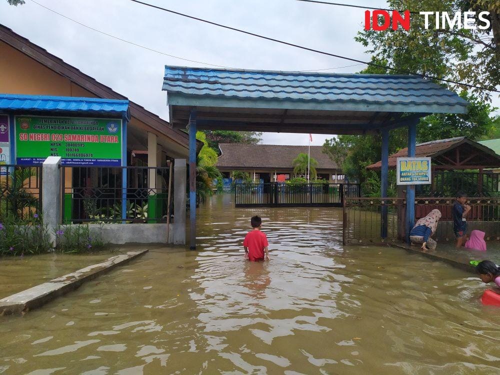 Sekolah yang terendam banjir di Bengkuring, Kecamatan Samarinda Utara (IDN Times/Yuda Almerio)