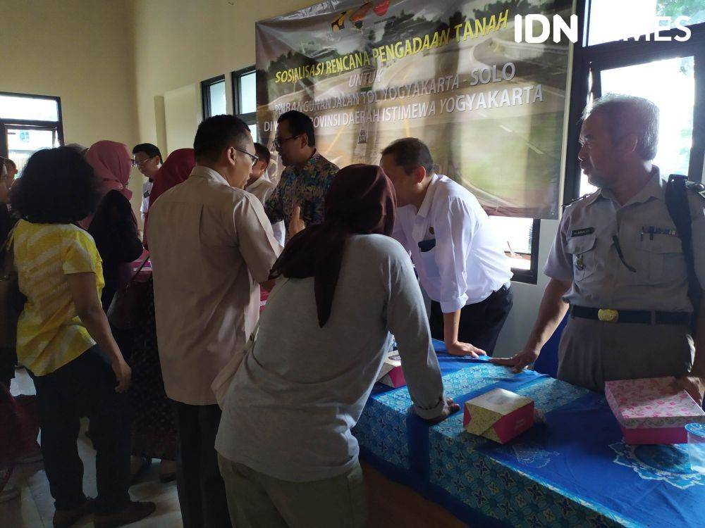 Warga melakukan konsultasi berkaitan dengan pembangunan tol Yogyakarta-Solo. IDN Times/Siti Umaiyah