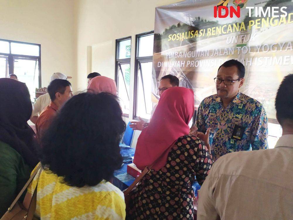 Warga melakukan konsultasi berkaitan dengan pembangunan tol Yogyakarta-Solo. IDN Times/Siti Umaiyah