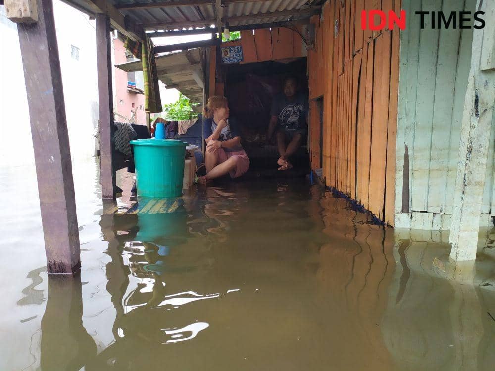 Lisa dan suaminya, Harno memilih bertahan di rumah yang banjir di Bengkuring, Samarinda Utara (IDN Times/Yuda Almerio)