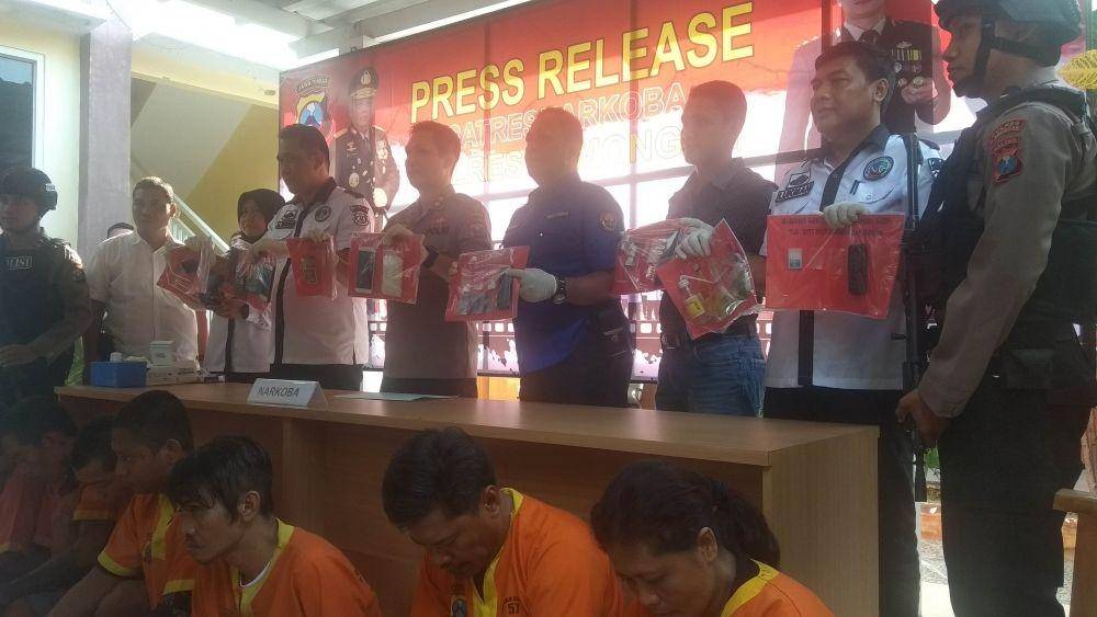 Polisi memperlihatkan barang bukti sabu yang diamankan. IDN Times/Imron