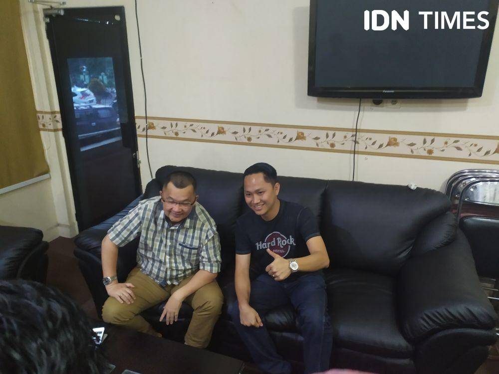 Wakil Direktur Utama PT Sriwijaya Optimis Mandiri (SOM) Hendri Zainudin bersama Manajer SFC U-18 Muhammad Fadli (IDN Times/Feny Maulia Agustin)