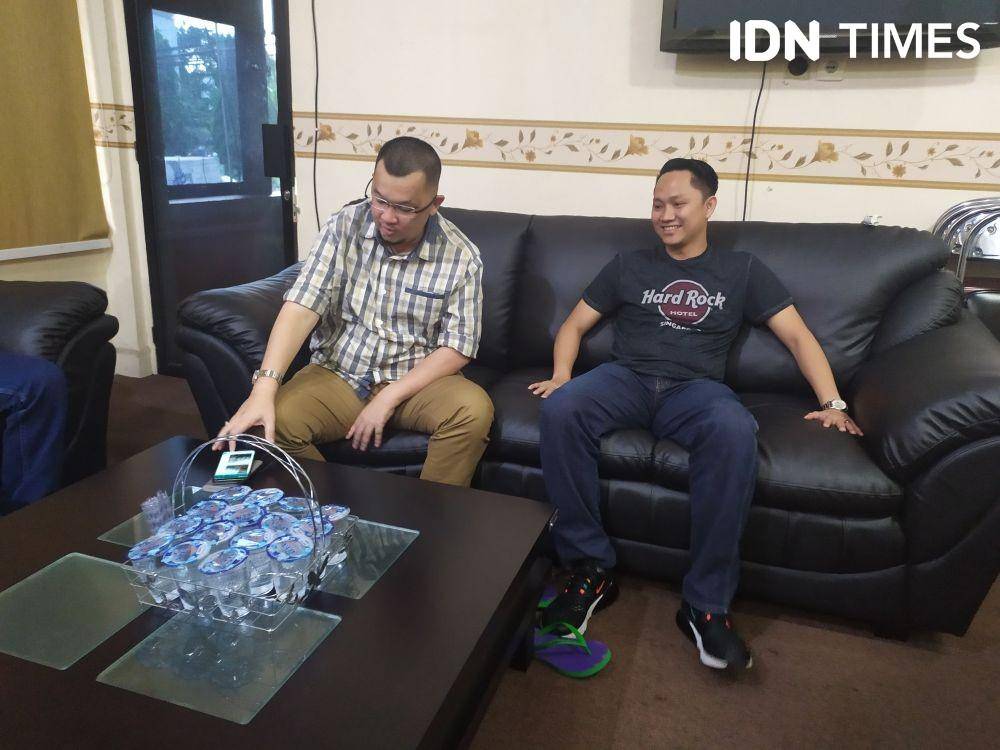 Wakil Direktur Utama PT Sriwijaya Optimis Mandiri (SOM) Hendri Zainudin bersama Manajer SFC U-18 Muhammad Fadli (IDN Times/Feny Maulia Agustin)