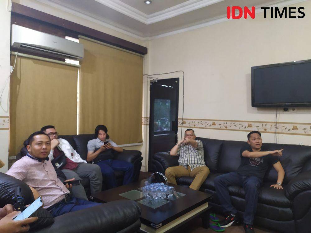 Wakil Direktur Utama PT Sriwijaya Optimis Mandiri (SOM) Hendri Zainudin bersama Manajer SFC U-18 Muhammad Fadli (IDN Times/Feny Maulia Agustin)