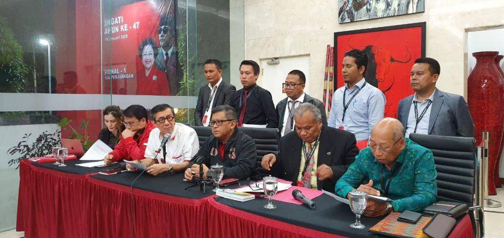 Tim hukum PDIP dan Sekjen PDIP Hasto Kristiyanto saat menggelar jumpa pers di kantor DPP PDIP, Jakarta, Selasa (16/1). (IDN Times/Istimewa)