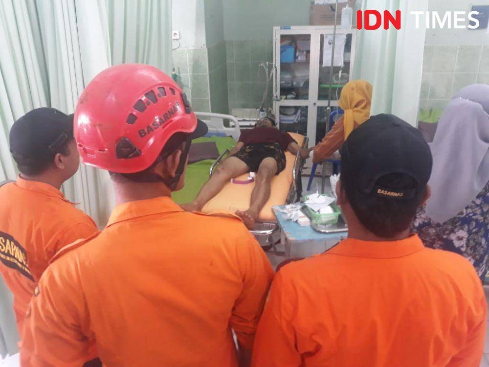 Seorang warga Srikandang Bangsri Jepara dirawat usai selamat dari sengatan listrik. Dok humans SAR Jepara