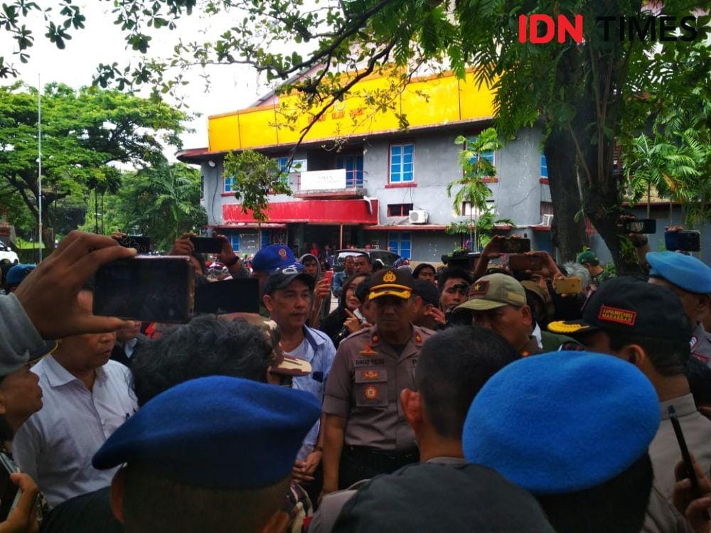 Penertiban aset Pemprov Sulsel Stadion Mattoanging oleh petugas gabungan / Sahrul Ramadan