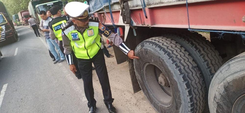 Petugas kepolisian Polres Tuban tengah memeriksa truk trailer yang terlibat kecelakaaan. IDN Times/Istimewa