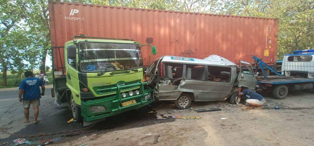 Petugas tengah menderek mobil MPU berpenumpang 16 orang yang terlibat kecelakaaan di jalur Pantura. IDN Times/Istimewa