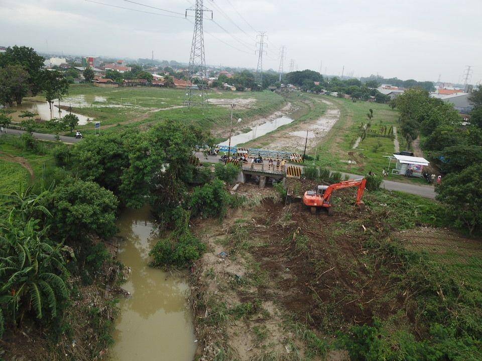 Alat berat diterjunkan untuk normalisasi Sungai Cikalong Kota Cirebon. (Dok. Humas Pemkot Cirebon)