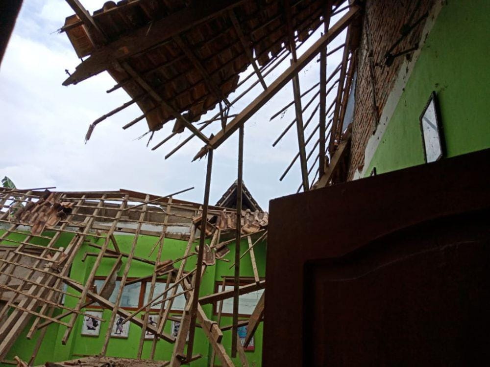 Kondisi bangunan kelas SDN Mangge 2, Barat, Magetan yang atapnya roboh. Dok. IDN Times/Istimewa