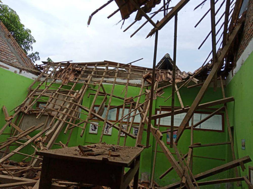 Kondisi salah satu ruang kelas SDN Ngeri 2 Mangge, Kecamatan Barat, Magetan yang bagian atapnya roboh. Dok. IDN Times/Istimewa