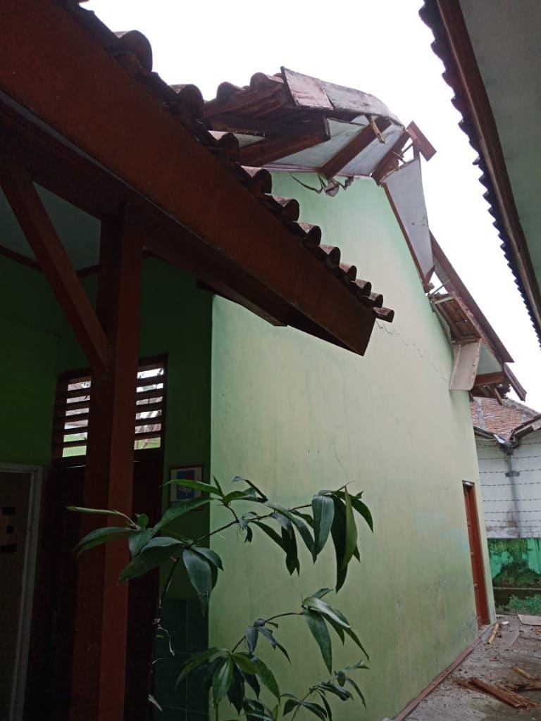 Bagian samping ruang kelas di SDN Mangge 2,Barat, Magetan yang roboh. Dok. IDN times/Istimewa
