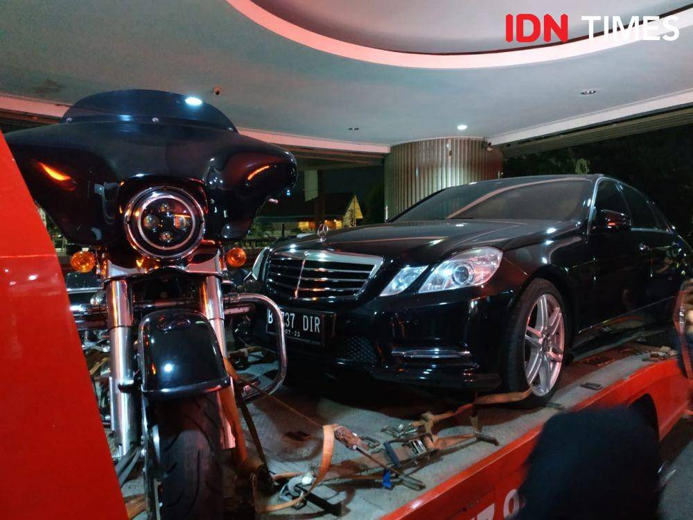 Mercedes dan Harley milik Eks Dirut Jiwasraya Hendrisman Rahim (IDN Times/Axel Jo Harianja)