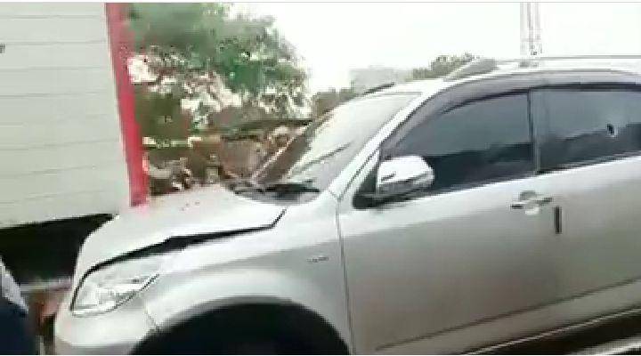 Pengemudi yang ketiduran di tengah jalan (Instagram/Fakta.indo