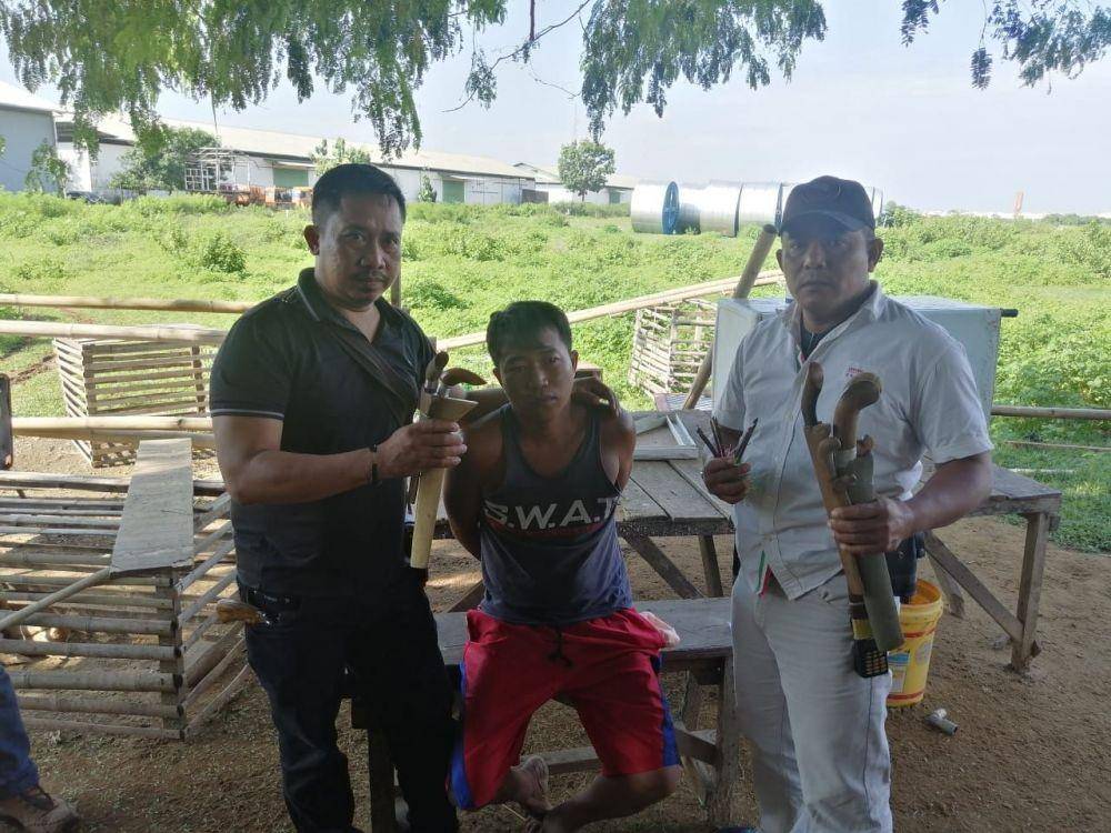 Aparat Polsek Tamalate menangkap pelaku penikaman (tengah). IDN Times/Istimewa