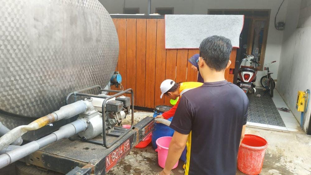Masyarakat secara bergantian mengambil air untuk kebutuhan mereka. IDN Times/ Alfi Ramadana