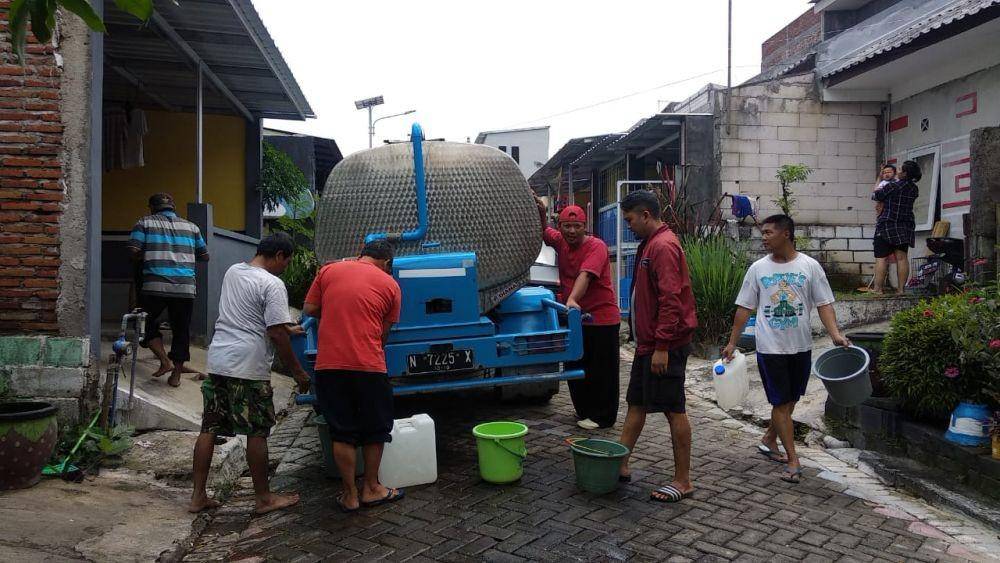Dropping air menggunakan truk tangki mulai didistribusikan ke wilayah terdampak kerusakan pipa PDAM. IDN Times/ Alfi Ramadana