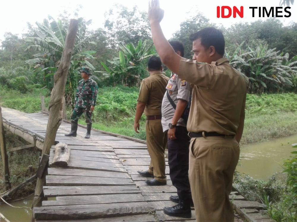 Muspika Kecamatan Penajam saat melakukan pemantauan Kondisi sungai Riko (Dok BPBD PPU)