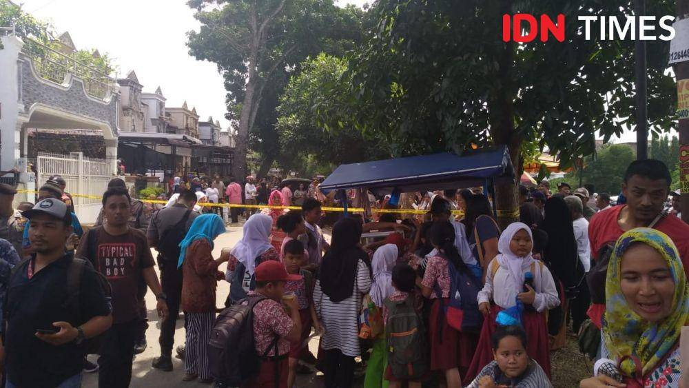 Warga memadati rumah hakim PN Medan, Jamaluddin saat rekonstruksi digelar (IDN Times/Fadli Syahputra)