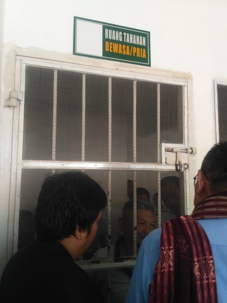 Anggota DPR RI Hinca Pandjaitan mengunjungi kakek yang dipenjara karena mencuri getah (Dok.IDN Times/istimewa)