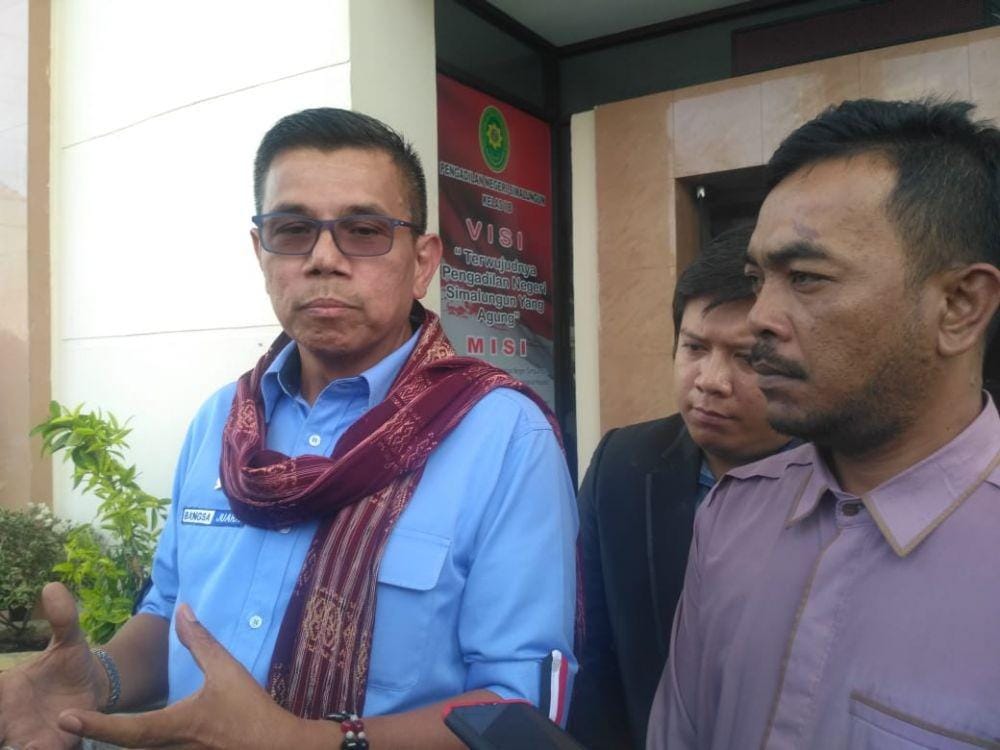 Anggota DPR RI Hinca Pandjaitan mengunjungi kakek yang dipenjara karena mencuri getah (Dok.IDN Times/istimewa)