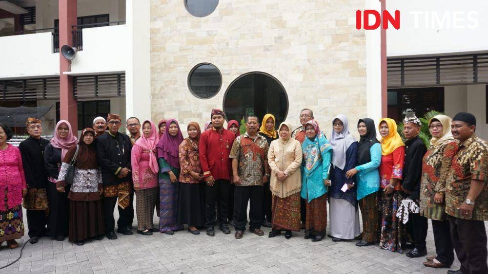 Wali Kota Surabaya Tri Rismaharini bersama para guru SDN Krembangan 3, Rabu (15/1). IDN Times/Fitria Madia.IDN Times/Fitria Madia