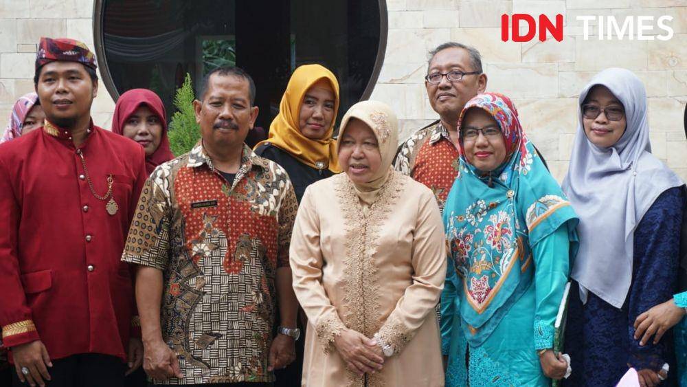 Wali Kota Surabaya Tri Rismaharini bersama para guru SDN Krembangan 3, Rabu (15/1). IDN Times/Fitria Madia.IDN Times/Fitria Madia
