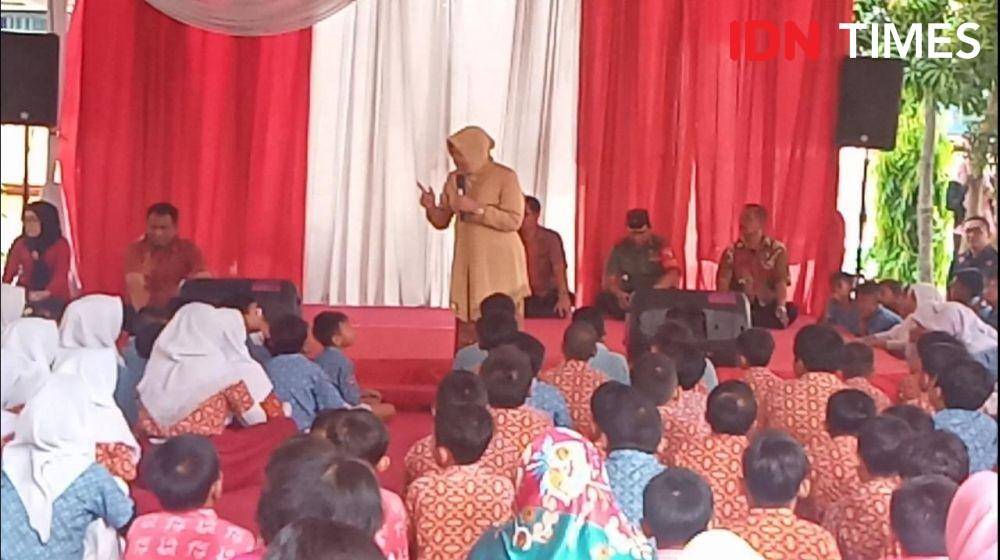 Wali Kota Surabaya Tri Rismaharini di depan siswa SDN Krembangan 3. IDN Times/Fitria Madia