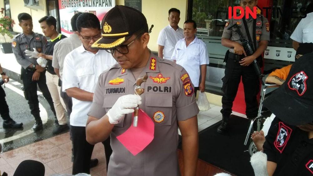 Kombes Pol Turmudi memperlihatkan badik yang digunakan Jahi untuk menghabisi nyawa Cindi. (IDN Times/Surya Aditya)