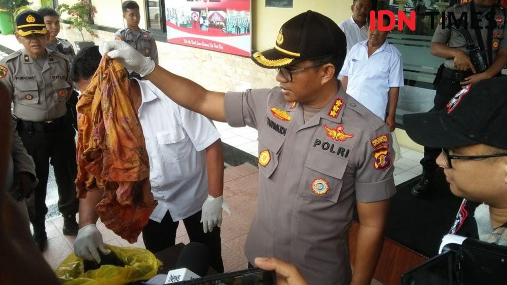 Kombes Pol Turmudi memperlihatkan pakaian yang digunakan Jahi saat membunuh Cindi. (IDN Times/Surya Aditya)