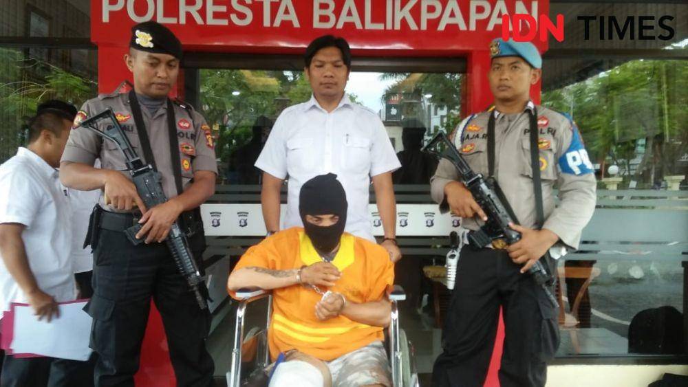 Dengan tangan diborgol, Jahiruddin dikawal ketat aparat kepolisian bersenjatakan lengkap. (IDN Times/Surya Aditya)