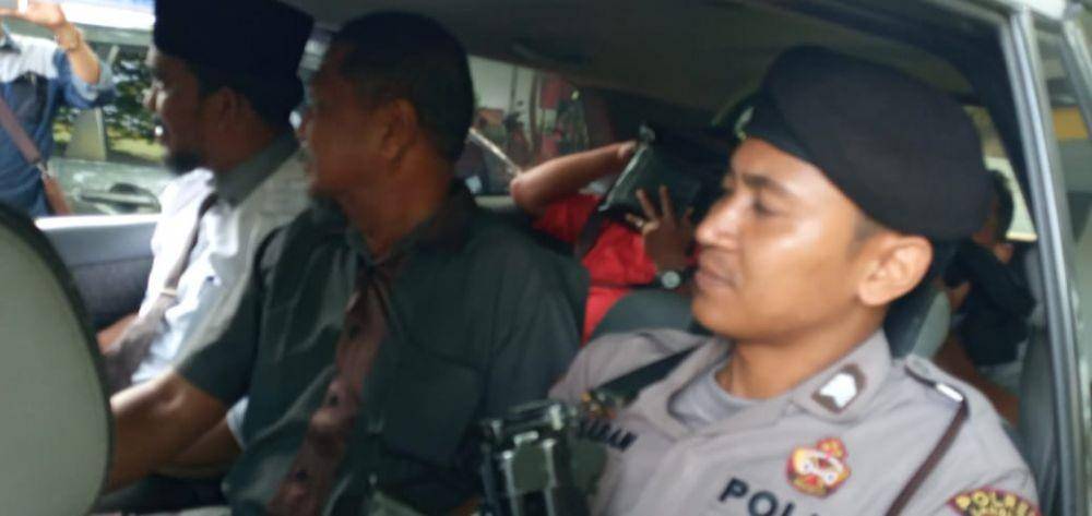 Mantan kepala desa Bubun dibawa ke polisi (Dok.IDN Times/istimewa)