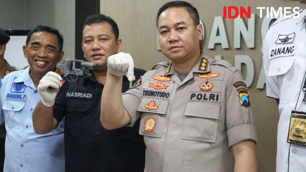 Kabid Humas Polda Jatim, Kombes Trunoyudo Wisnu Andiko saat menunjukkan peluru milik tersangka di Mapolda Jatim, Rabu (15/1)