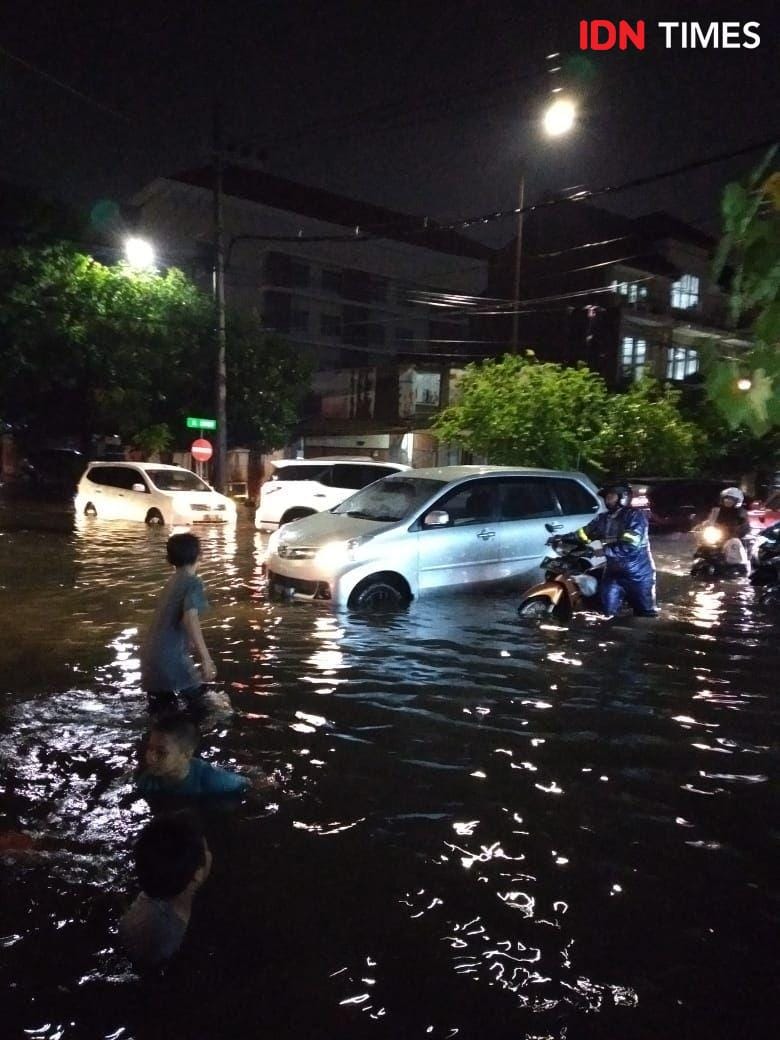 Banjir yang terjadi di Jalan Ciliwung Surabaya, Rabu (15/1). IDN Times/Tarida Alif