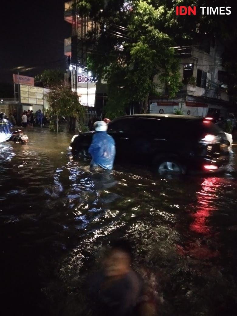 Banjir yang terjadi di Jalan Ciliwung Surabaya, Rabu (15/1). IDN Times/Tarida Alif