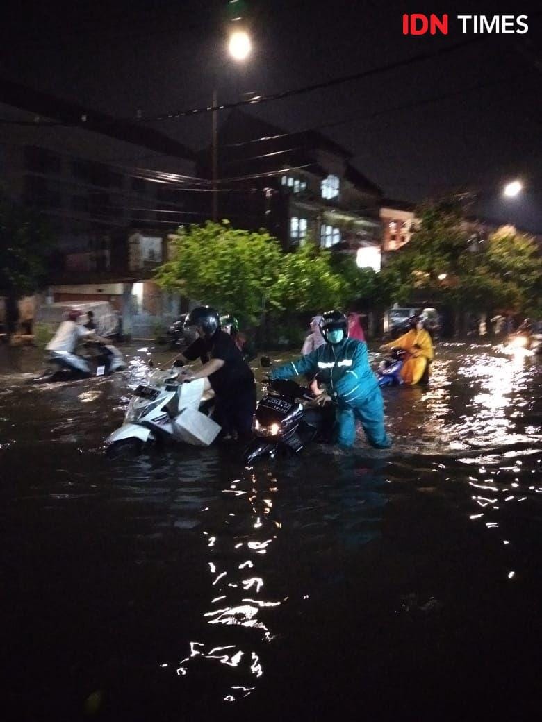 Banjir yang terjadi di Jalan Ciliwung Surabaya, Rabu (15/1). IDN Times/Tarida Alif