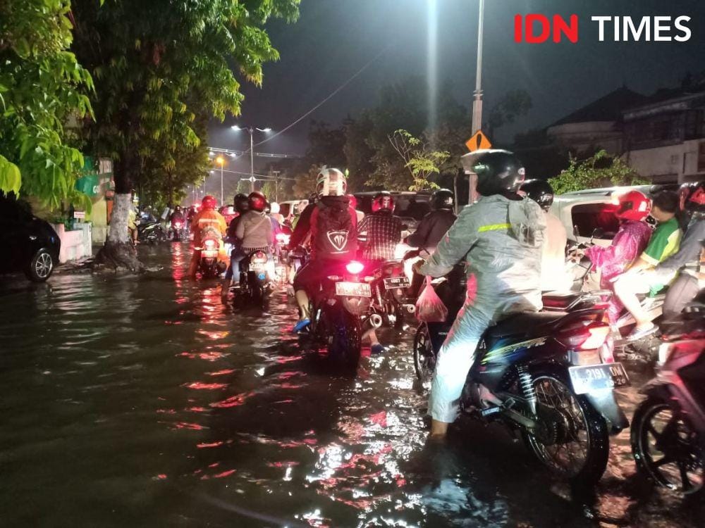 Banjir yang terjadi di Jalan Kutai Surabaya, Rabu (15/1). IDN Times/Tarida Alif