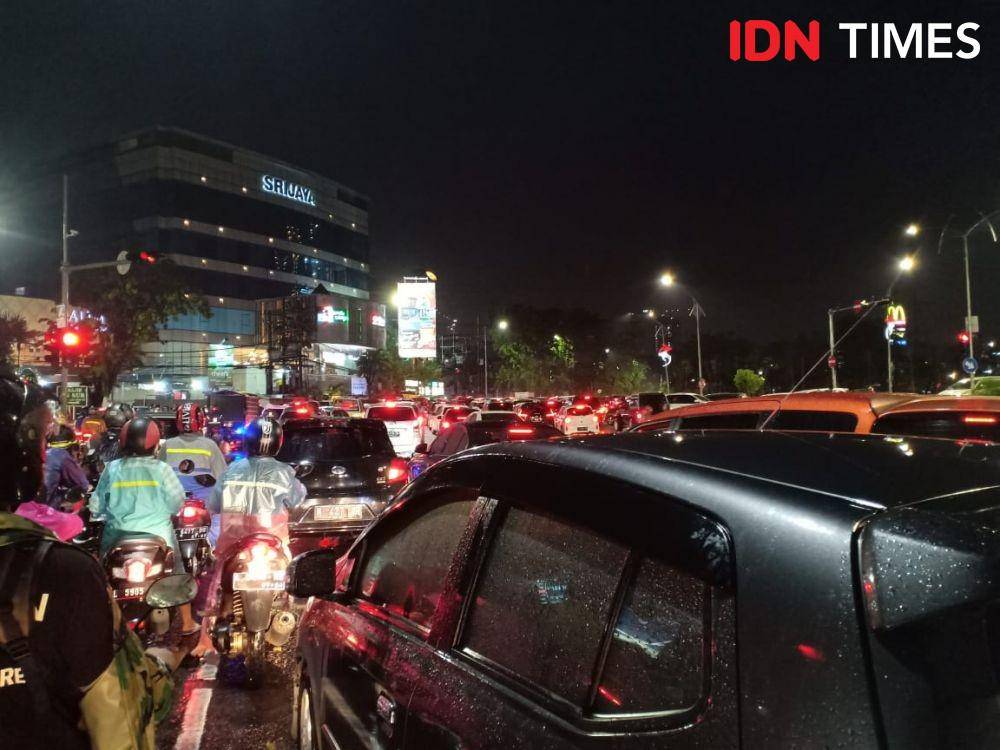 Kemacetan yang terjadi akibat banjir di Jalan Mayjen Sungkono, Surabaya, Rabu (15/1). IDN Times/Tarida Alif