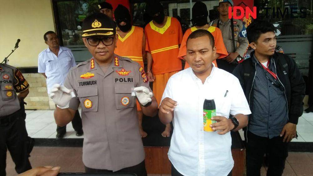 Jajaran Polresta Balikpapan memperlihatkan barang bukti transaksi sabu-sabu milik LT, YS dan TL, Rabu (15/1) siang (IDN Times/Surya Aditya)