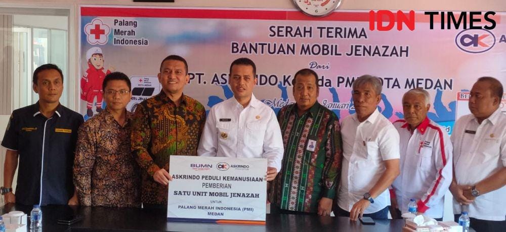 Wakil Gubernur Sumut Musa Rajekshah, pengurus PMI Medan dan pihak Askrindo (IDN Times/Doni Hermawan)