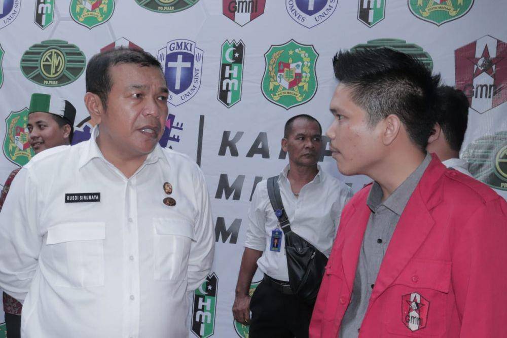 Dirut PD Pasar bersama perwakilan mahasiswa dalam talk show Kampung Millennial (IDN Times/Yurika Febrianti)